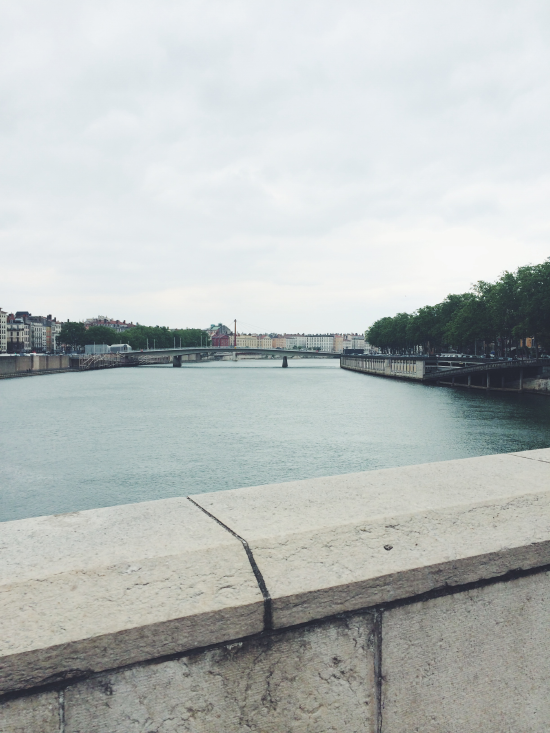 Sur un pont traversant la Seine. 